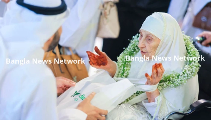 ১৩০ বছর বয়সী নারী হজযাত্রীকে ফুল দিয়ে বরণ জেদ্দায়