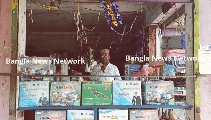 ৪৫ লাখ টাকা বাকি, পাওনা আদায়ে মাইক ভাড়া করে ব্যবসায়ী করছেন মাইকিং