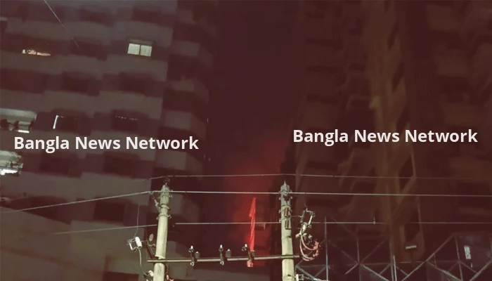 রাজধানীর কাঁটাবনে বহুতল ভবনে আগুন