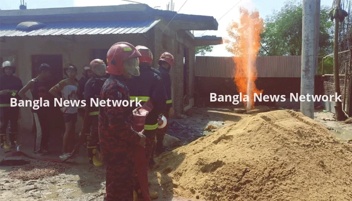 ইনানীতে নলকূপের গর্তে দুই দিন ধরে জ্বলছে আগুন