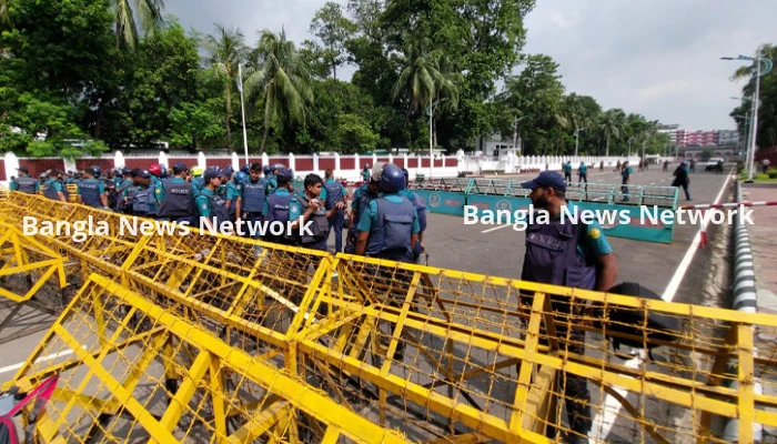স্মারকলিপি নিয়ে বঙ্গভবনে প্রবেশ শিক্ষার্থীদের প্রতিনিধি দলের
