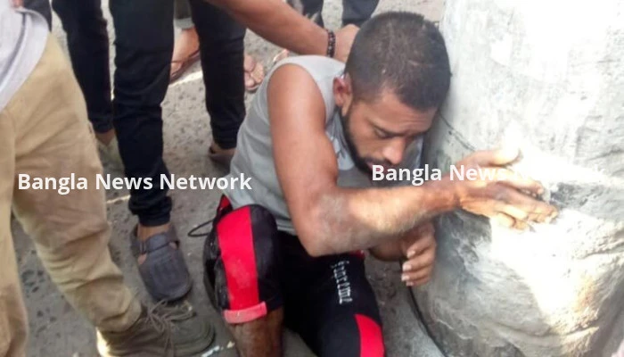 ঢাকা মেডিকেলে মোবাইল চুরির সময় হাতেনাতে ধরা যুবক