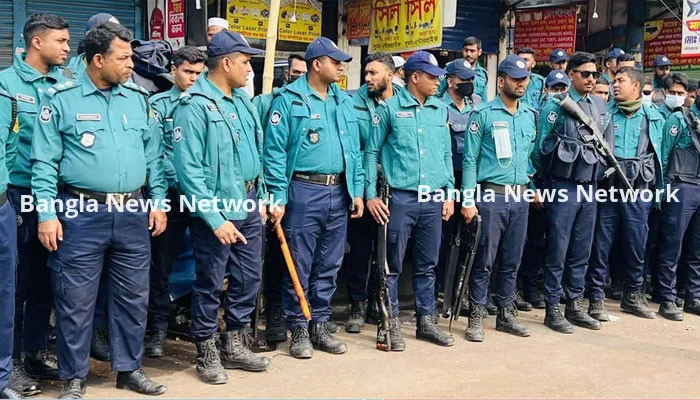 নীলক্ষেত মোড়ে অতিরিক্ত পুলিশ মোতায়েন