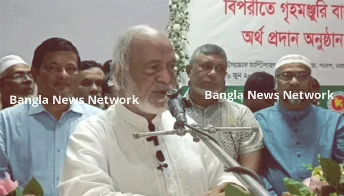 প্রশাসনের কর্মকর্তারা রাজনীতি থেকে দূরে থাকুন: ড. মঈন খান