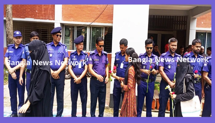 আলীকদমে পুলিশকে ফুল দিয়ে বরণ করলো ছাত্র-জনতা