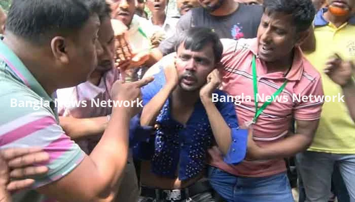 আদালত প্রাঙ্গণে হিরো আলমের উপর হামলা, কান ধরে ওঠবস