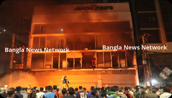 প্রথম আলো-ডেইলি স্টার কার্যালয়ে হামলা, ভাঙচুর, আগুন