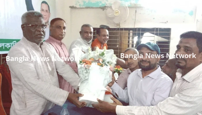 বিএনপির সভায় আওয়ামী লীগ নেতার ফুলেল শুভেচ্ছা, কয়েক লাখ টাকার লেনদেনের অভিযোগ