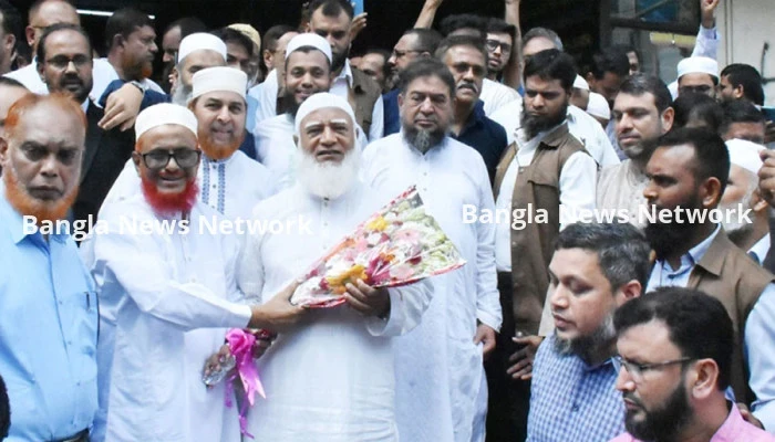 কারাগার থেকে মুক্তি পেয়েই জামায়াত আমিরের কাছ থেকে ফুলের তোড়া পেলেন আজহার
