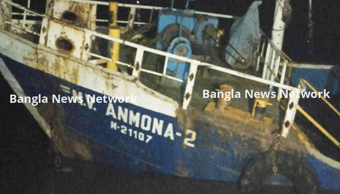 মোংলা বন্দরে ক্লিংকার নিয়ে ডুবে গেছে লাইটার জাহাজ