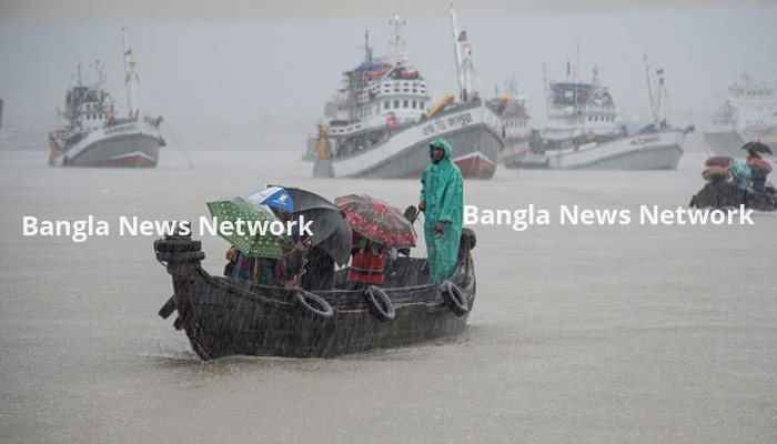 ৩ নম্বর সতর্কসংকেত, উপকূলে বৃষ্টিপাত শুরু
