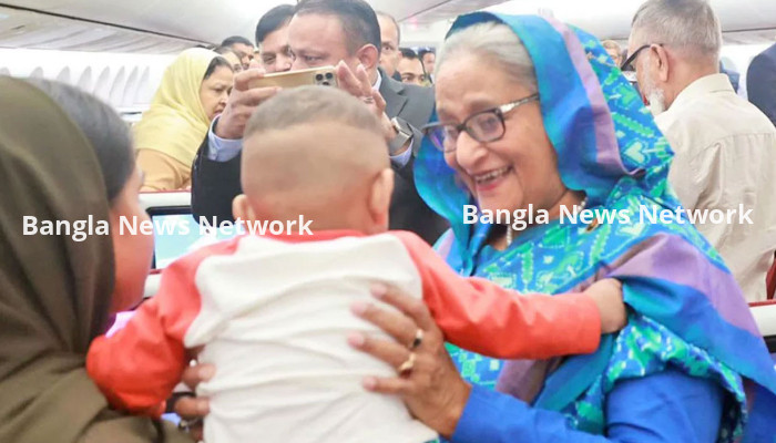 বিমানে শিশুকে কোলে নিয়ে আদর করলেন প্রধানমন্ত্রী