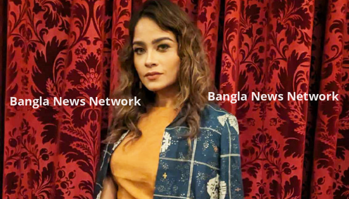 প্যারিসের ‘ফ্যাশন শো’-এ লাক্স তারকা মাশিয়াত