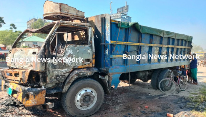 বগুড়া মহাসড়কে ‘পেট্রোল ঢেলে’ ট্রাকে দুর্বৃত্তদের আগুন