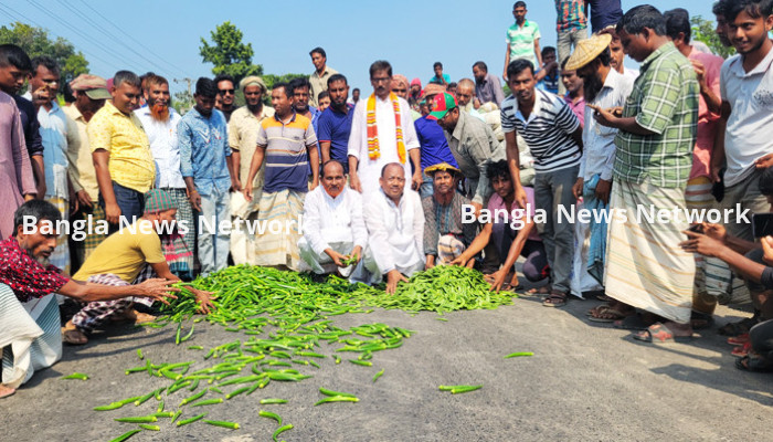 হরতাল-অবরোধবিরোধী কৃষকবন্ধন, মহাসড়কে সবজি ঢেলে প্রতিবাদ
