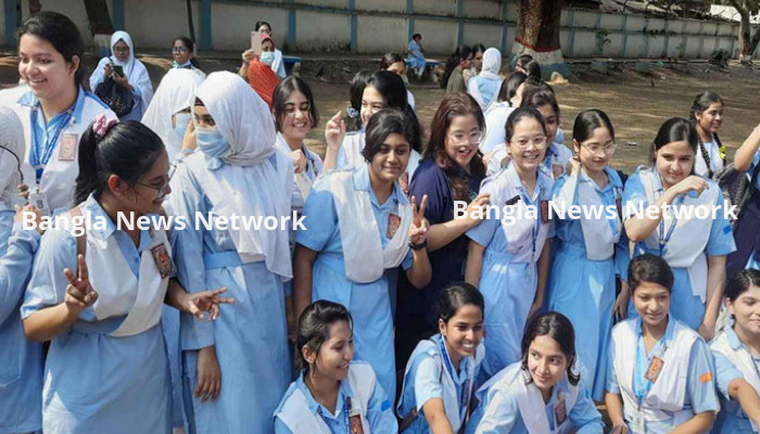 প্রধানমন্ত্রীর কাছে এইচএসসির ফল হস্তান্তর