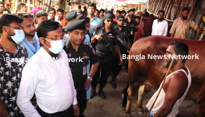 গাবতলী পশুর হাটে র‌্যাবের ভ্রাম্যমাণ আদালত