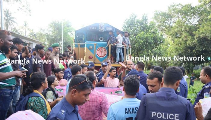 চলন্ত ট্রেন থামিয়ে বাকৃবি শিক্ষার্থীদের অবরোধ