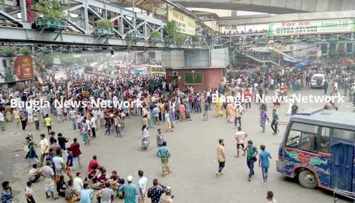 সড়ক অবরোধ করে বিক্ষোভ করছেন ব্যাটারিচালিত অটোরিকশা চালকেরা