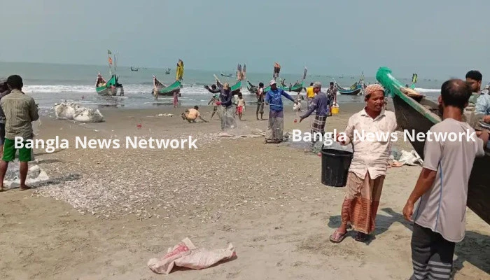 নৌকা ডুবিতে বিজিবি সদস্যসহ নিখোঁজ ২০ রোহিঙ্গা