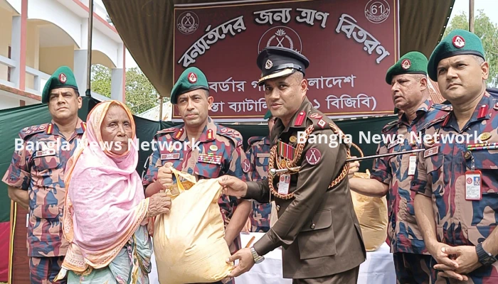 হাতীবান্ধায় শতাধিক বন্যায় ক্ষতিগ্রস্ত পরিবারের পাশে বিজিবি
