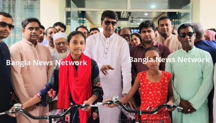 নাটোরে ক্ষুদ্র নৃ-গোষ্টি শিক্ষার্থীদের মাঝে বাইসাইকেল ও চেক বিতরণ