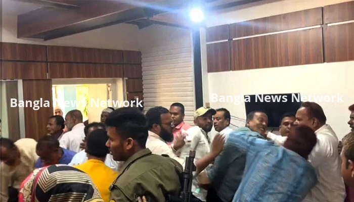 ইউএনওর সামনেই ৪ জামায়াত নেতাকে পেটালেন বিএনপি নেতারা