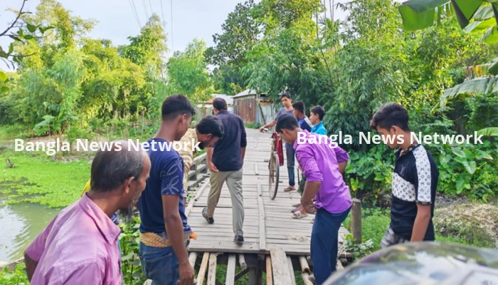 ভাঙা ব্রিজে কাঠের পাটাতনই একমাত্র ভরসা!