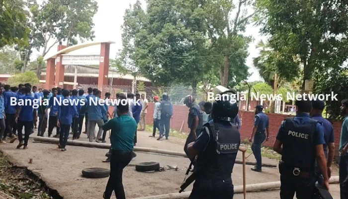 কাপ্তাইয়ে গেট ভেঙে সড়কে বিএসপিআই শিক্ষার্থীরা