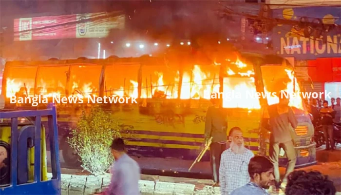 রাজধানীতে আবারও বাসে আগুন