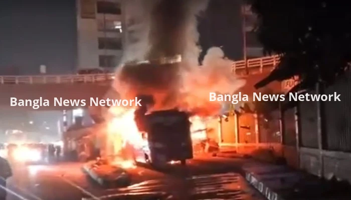 রামপুরায় দাঁড়িয়ে থাকা বাসে আগুন