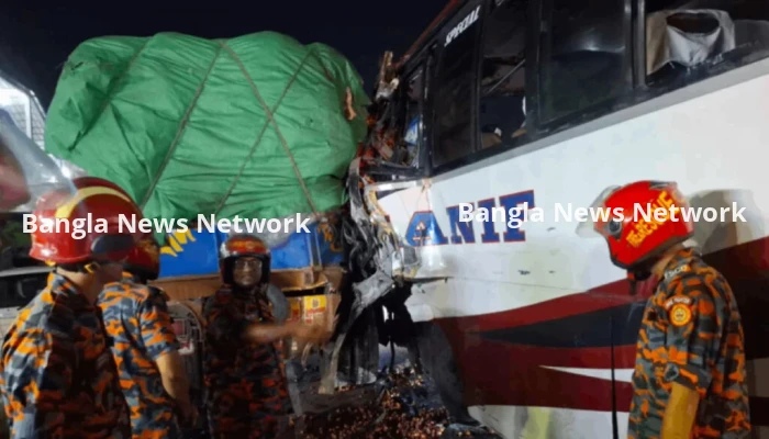 মুন্সিগঞ্জের সিরাজদীখানে বাস-ট্রাক সংঘর্ষে নিহত ১