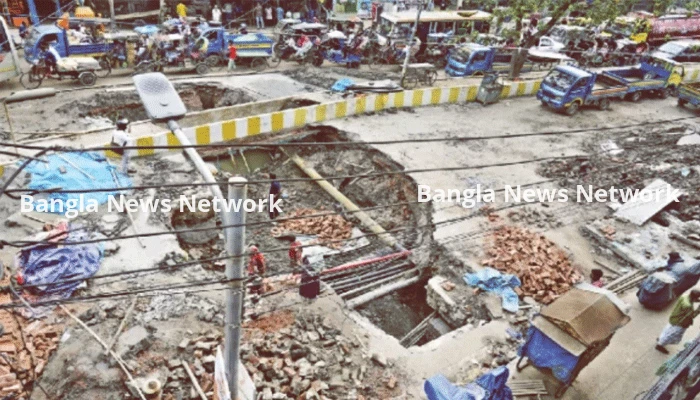 রাজধানীর ধোলাইখালে সড়ক ধসে বিশাল গর্ত, জনদুর্ভোগ