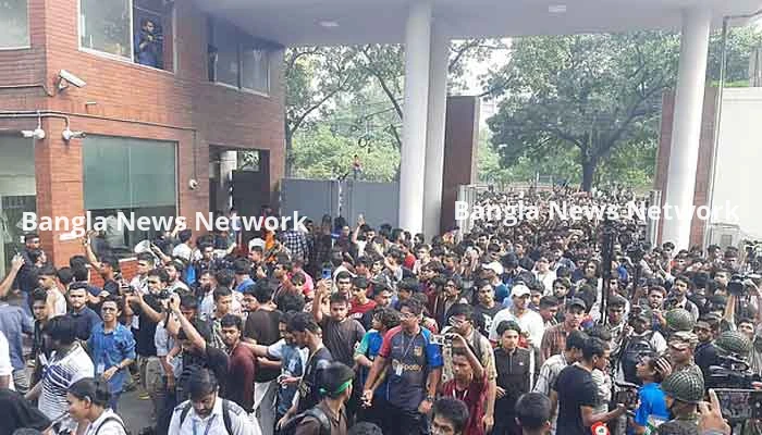 সচিবালয়ের সামনে শিক্ষার্থীদের সঙ্গে আইনশৃঙ্খলা বাহিনীর পাল্টাপাল্টি ধাওয়া, সাউন্ড গ্রেনেড নিক্ষেপ