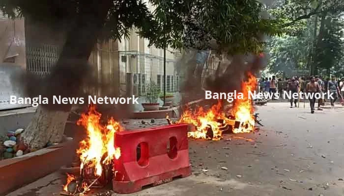 শাহবাগে বিক্ষোভকারীদের সঙ্গে ছাত্রলীগের সংঘর্ষ চলছে