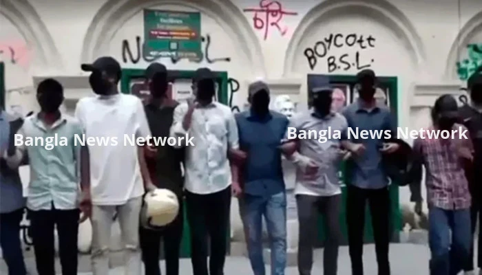 মধুর ক্যান্টিনে কালো মুখোশ পরে ছাত্রলীগের মিছিল