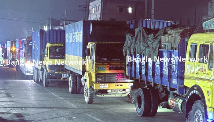 মহাসড়ক অবরোধ করে দুই গ্রামবাসীর সংঘর্ষ, ১০ কিমি যানজট