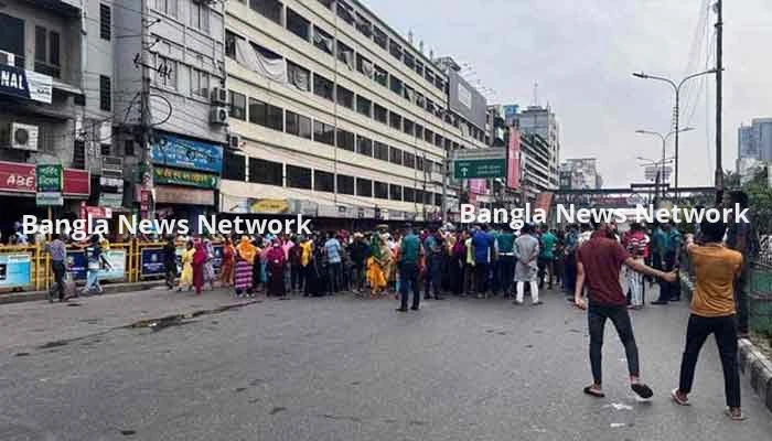 ঘোষণা ছাড়াই কারখানা বন্ধ, রাস্তায় বিক্ষোভ