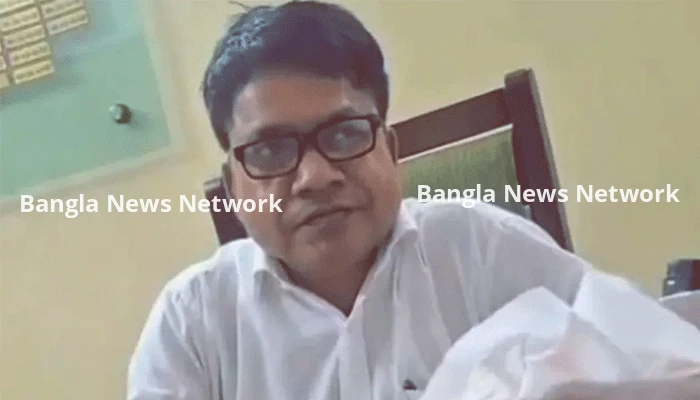 ক্যালকুলেটরে হিসাব করে কমিশন দাবি সরকারি কর্মকর্তার, ভিডিও ভাইরাল