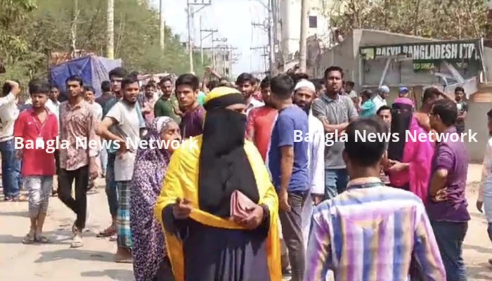 শ্রমিকদের আন্দোলনে হামলার অভিযোগ