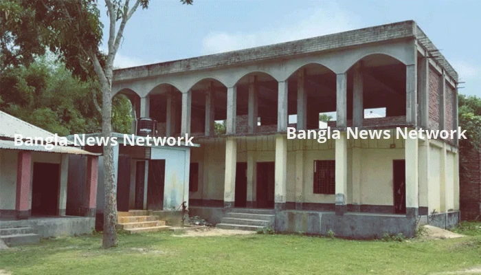 ৩৭ লাখ টাকা ব্যয়ে সিঁড়ি ছাড়াই বিদ্যালয়ের দোতলা ভবন নির্মাণ