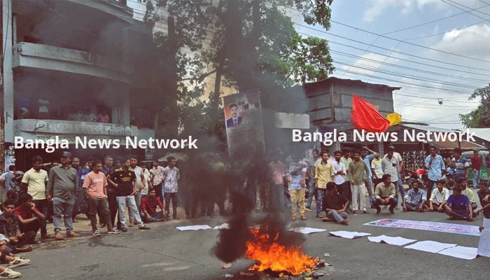 রাঙ্গামাটিতে ছাত্রদলের নতুন কমিটি বাতিলের দাবিতে আগুন জ্বালিয়ে বিক্ষোভ
