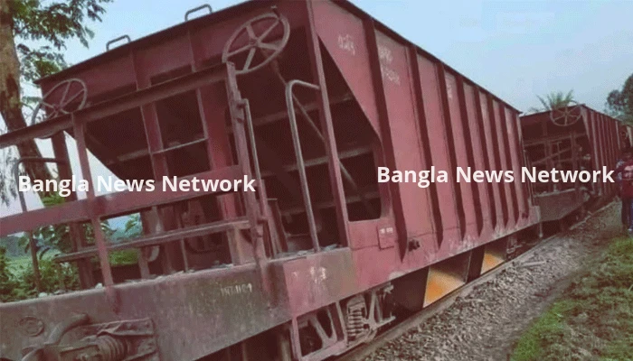 গফরগাঁওয়ে লাইনচ্যুত ট্রেনের বগি উদ্ধার, ৬ ঘণ্টা পর চলাচল স্বাভাবিক