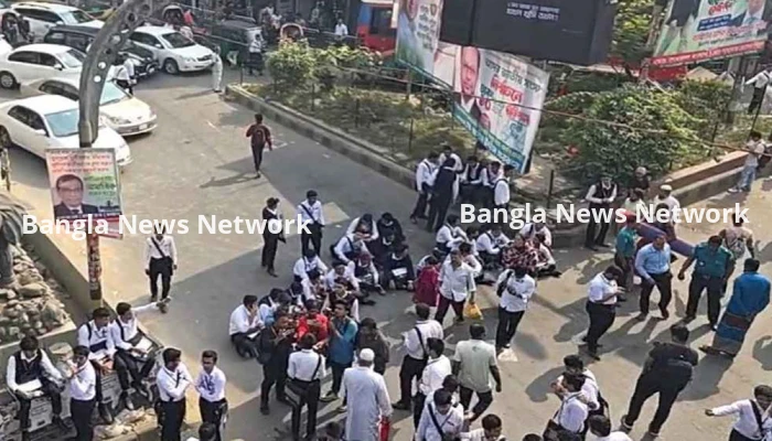 সায়েন্সল্যাবে ঢাকা কলেজের উচ্চমাধ্যমিকের শিক্ষার্থীদের অবরোধ