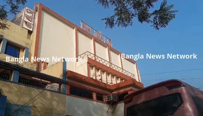 ভেঙে ফেলা হচ্ছে ডিপজলের ‘পর্বত’ সিনেমা হল
