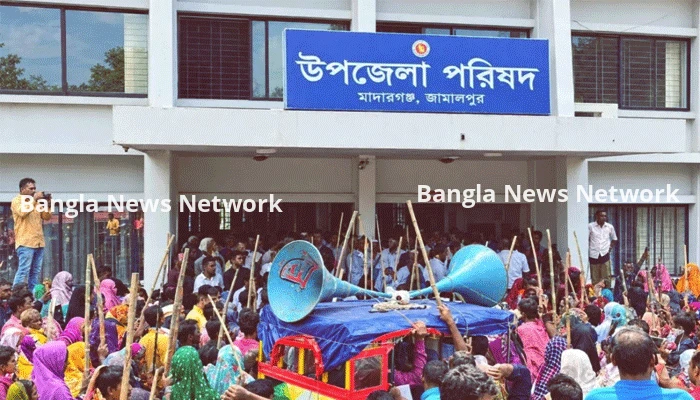 শত কোটি টাকা নিয়ে উধাও সমিতি, লাঠি হাতে উপজেলা পরিষদে বিক্ষুব্ধ গ্রাহক