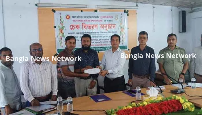 সাতক্ষীরায় দুগ্ধ সমবায় সদস্যদের মধ্যে চেক বিতরণ