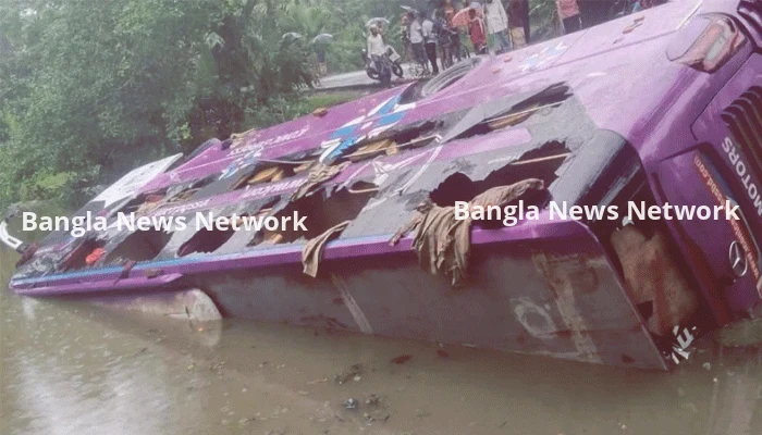 জবির সাবেক শিক্ষার্থীদের নিয়ে পুকুরে ডাবল ডেকার স্লিপার বাস, আ'হত ১৫