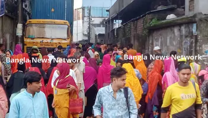 টঙ্গীতে বৃষ্টি উপেক্ষা করে কারখানায় পোশাককর্মীরা, কাজ চলছে পুরোদমে