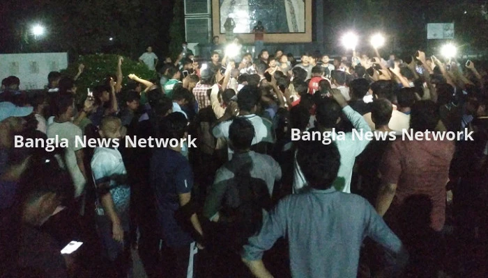মধ্যরাতে ক্যাম্পাসে ইবি শিক্ষার্থীদের বিক্ষোভ